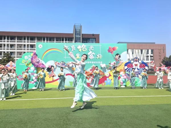 江陰市南閘中心小學(xué)四年級(jí)成長(zhǎng)儀式圓滿舉行